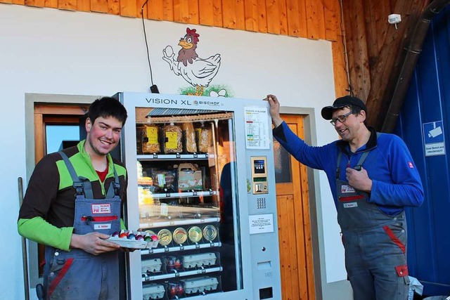 Andreas (links) und Paul Wolber  aus S...rgnzend auf einen Verkaufsautomaten.   | Foto: Christa Maier