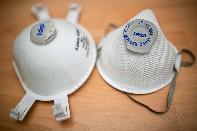 FFP2-Atemschutzmasken sind Mangelware an vielen Kliniken im Land.  | Foto: Daniel Karmann (dpa)