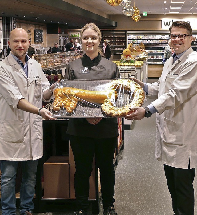 Karsten Pabst (rechts), Marktleiterin ...ss der Umbau wie geplant geklappt hat.  | Foto: Ralf H. Dorweiler