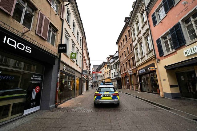 Ein einsames Polizeiauto da, wo sich s...espenstisch. Und wird es auch bleiben.  | Foto: Patrick Seeger (dpa)