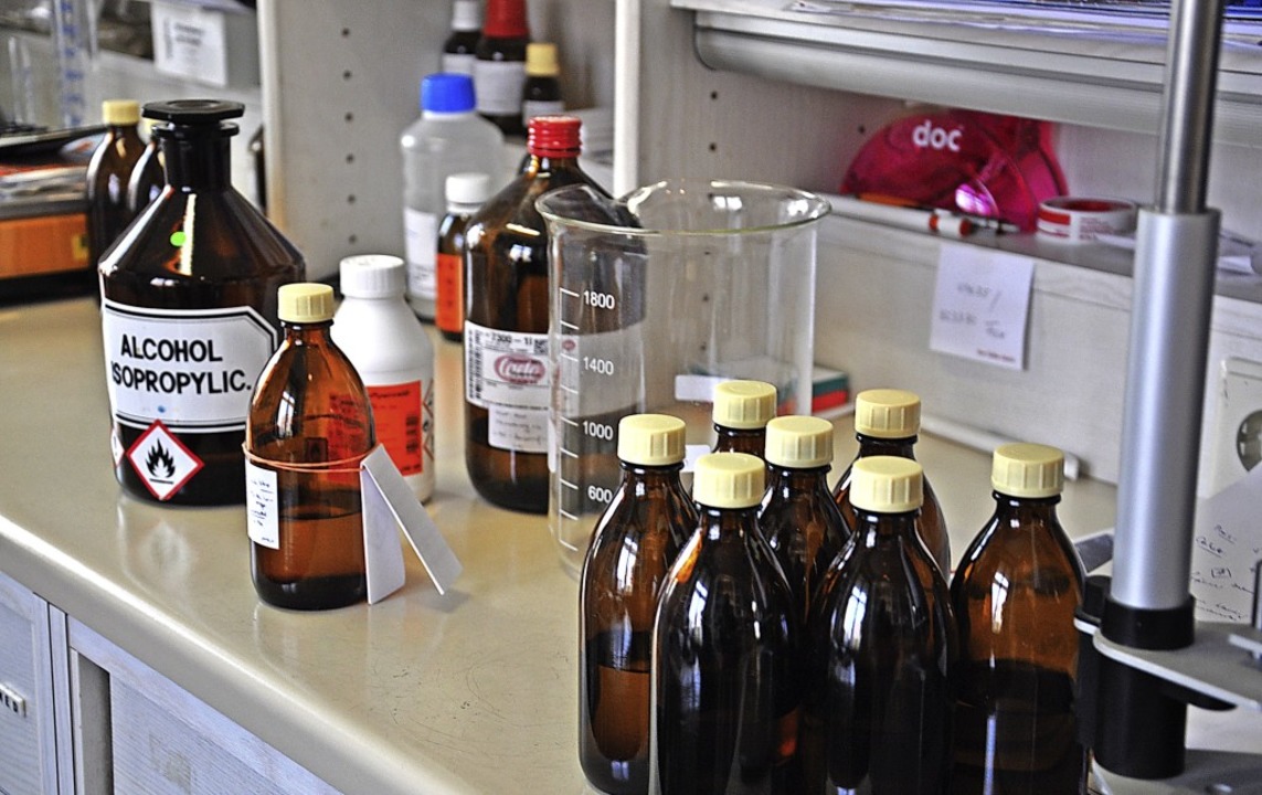 Blick in das Labor der Bad Bellinger K...eringer Desinfektionsmittel herstellt.  | Foto: Jutta Schütz