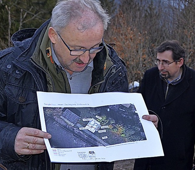 Thomas Kaiser erlutert den Gemeinder...den Plan fr den Wohnmobilstellplatz.   | Foto: Christiane Sahli
