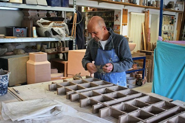 Zu Besuch in der Werkstatt von Keramik... Schipp Ton in die Formen fr Kacheln.  | Foto: Karin Hei