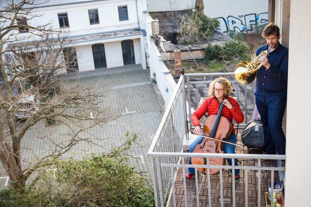 Kein Kammer-, sondern Balkonmusik: Um ... viele Menschen zu ihren Instrumenten.  | Foto: Oliver Killig (dpa)