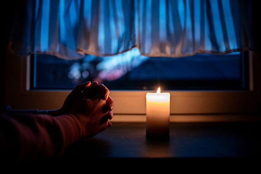 Eine Form der christlichen Verbundenhe...e Kerze um 19 Uhr auf dem Fensterbrett  | Foto: Fabian Strauch (dpa)