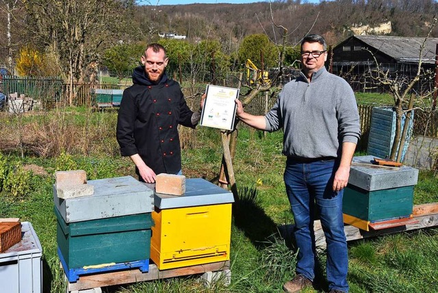 Im Gewann Letten in Wyhlen bergibt Ar...haftsurkunde an Michael Stolz (links).  | Foto: Heinz und Monika Vollmar