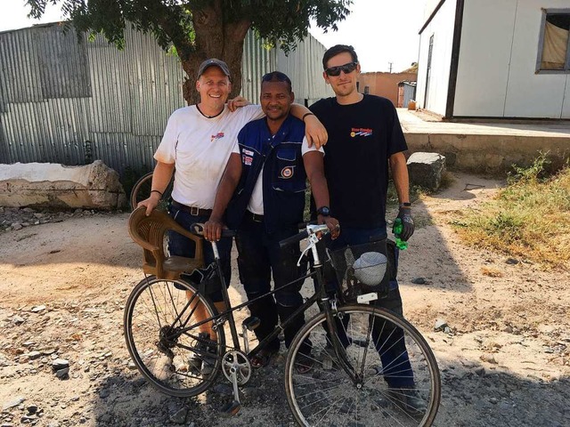 Florian Porsche (li.), Gerson Bheim (re.) und ein eritreischer  Kollege.  | Foto: Privat