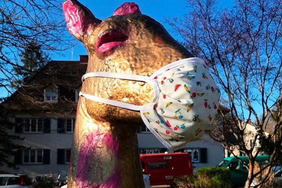 Auch das Holbeinpferd ist passend zur Coronakrise ausgestattet.  | Foto: Christel Werb