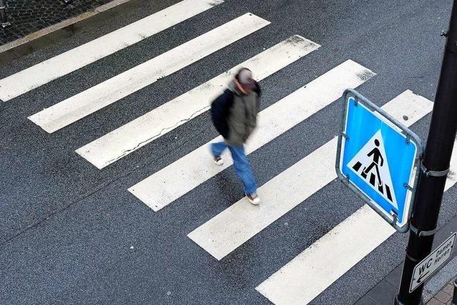 Fugnger wird in Steinen auf dem Zebrastreifen angefahren