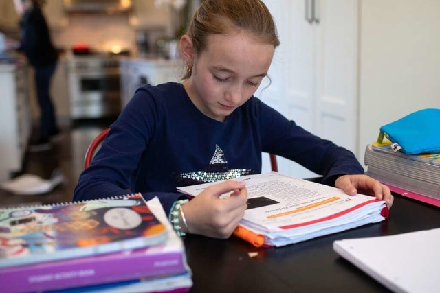 Kinder sollten zu festen Zeiten ihre Aufgaben erledigen.  | Foto: JOHN MOORE (AFP)