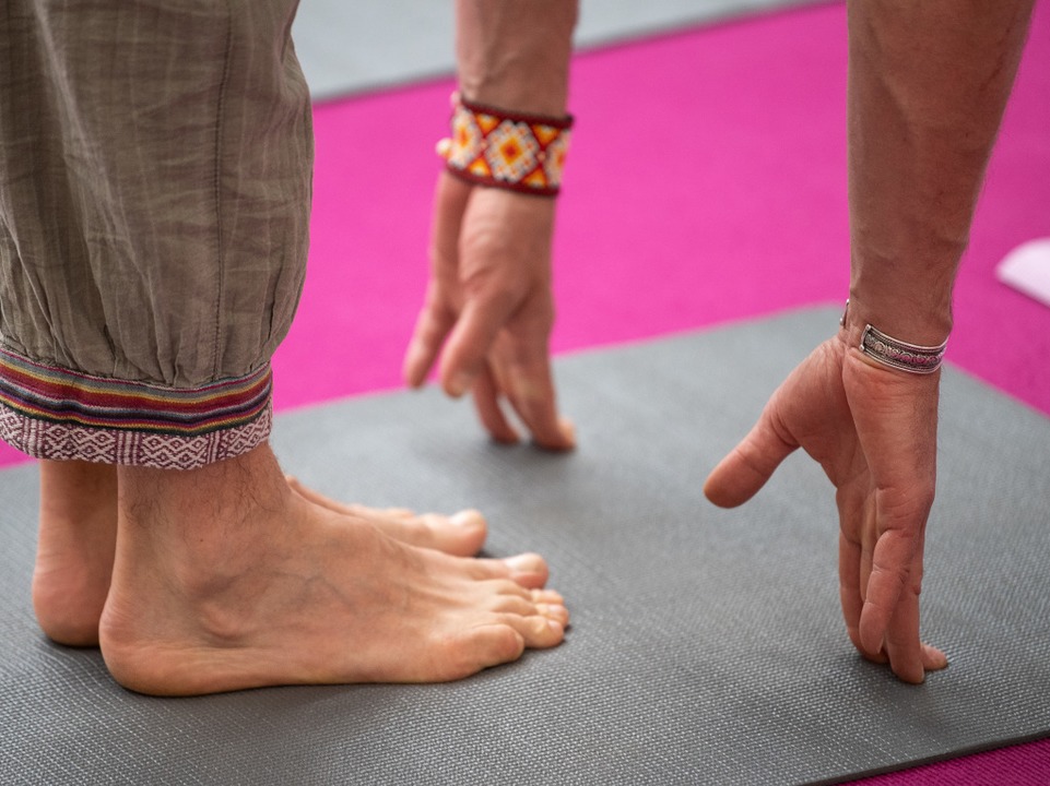 Yoga und meditieren hilft beim Entspannen.  | Foto: Sebastian Gollnow