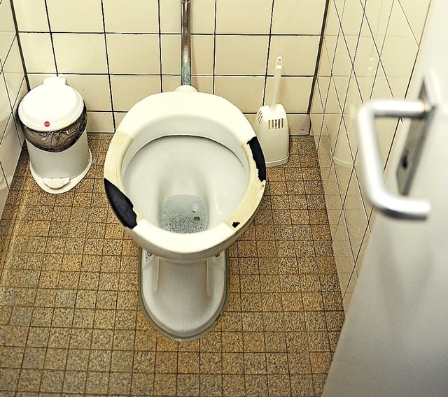 Sanierungsbedrftige Toiletten gibt es...o entstand in einer Freiburger Schule.  | Foto: Thomas Kunz