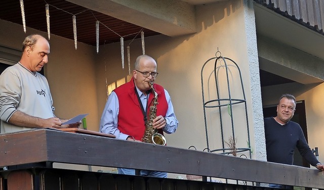 Saxophonist Achim Fessler rief in Gnd...gen aus Fenstern und von Balkonen auf.  | Foto: Christine Weirich