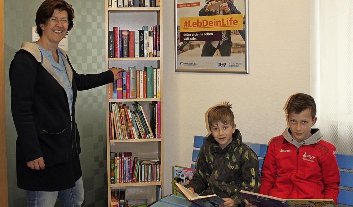Das Büchertauschregal im Vorraum der f...itte) und Emil sind  fündig geworden.   | Foto: Christa Maier