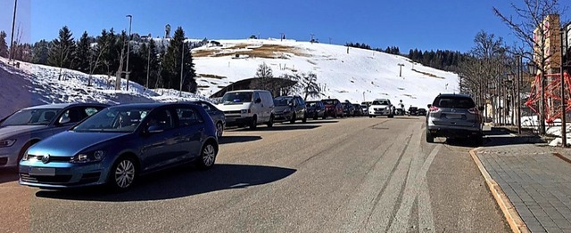 Viele Autofahrer hatten am Sonntag den Feldberg als Ziel.   | Foto: Tina Httich