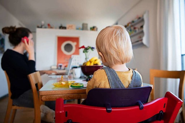 Home-Office und Kinderbetreuung: Viele... derzeit vor groen Herausforderungen.  | Foto: Christian Beutler (dpa)