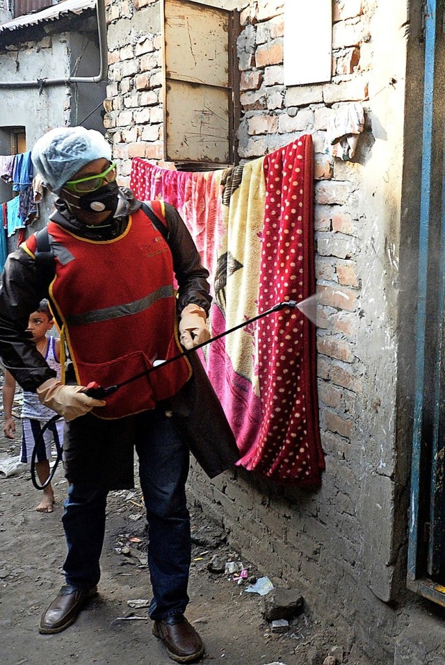 Desinfektion im Slum in Dhaka (Bangladesch)  | Foto: MUNIR UZ ZAMAN (AFP)