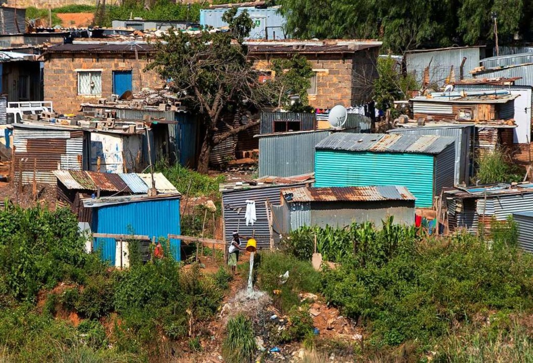 Viele Menschen leben in Afrika in Slum...nte sich der Virus schnell verbreiten.  | Foto: Themba Hadebe (dpa)
