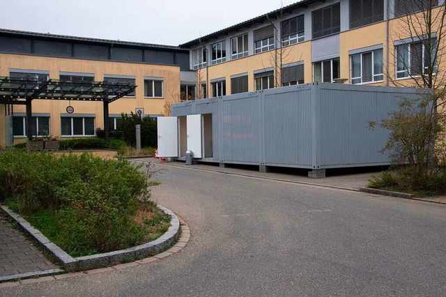 Seit dem Wochenende werden Patienten v...elios Klinik in Containern gesichtet.   | Foto: Volker Mnch