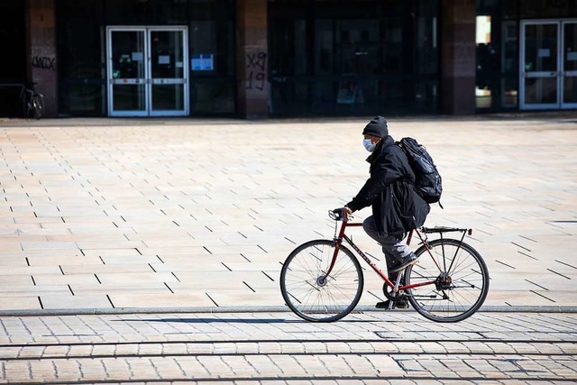 Ein Radfahrer auf dem Platz der Alten Synagoge in Freiburg.  | Foto: Philipp von Ditfurth (dpa)