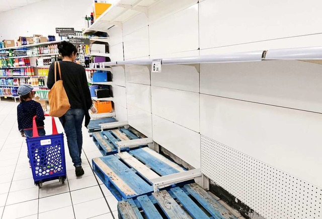 In vielen Supermrkten sind die Regale leergefegt.  | Foto: Bodo Marks (dpa)