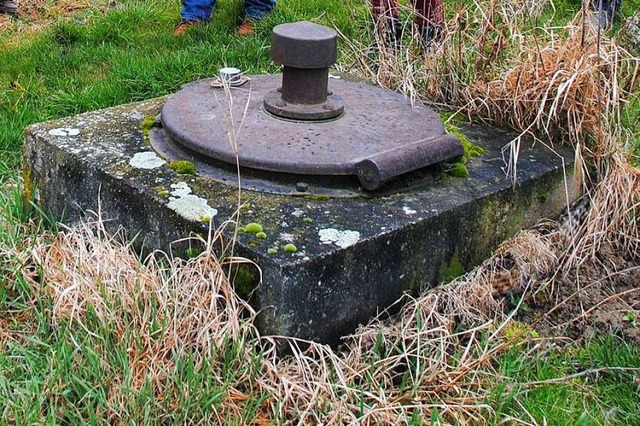 In solchen, mit einem Eisendeckel vers...llfassungen im Grundwasser zugnglich.  | Foto: Manfred Frietsch