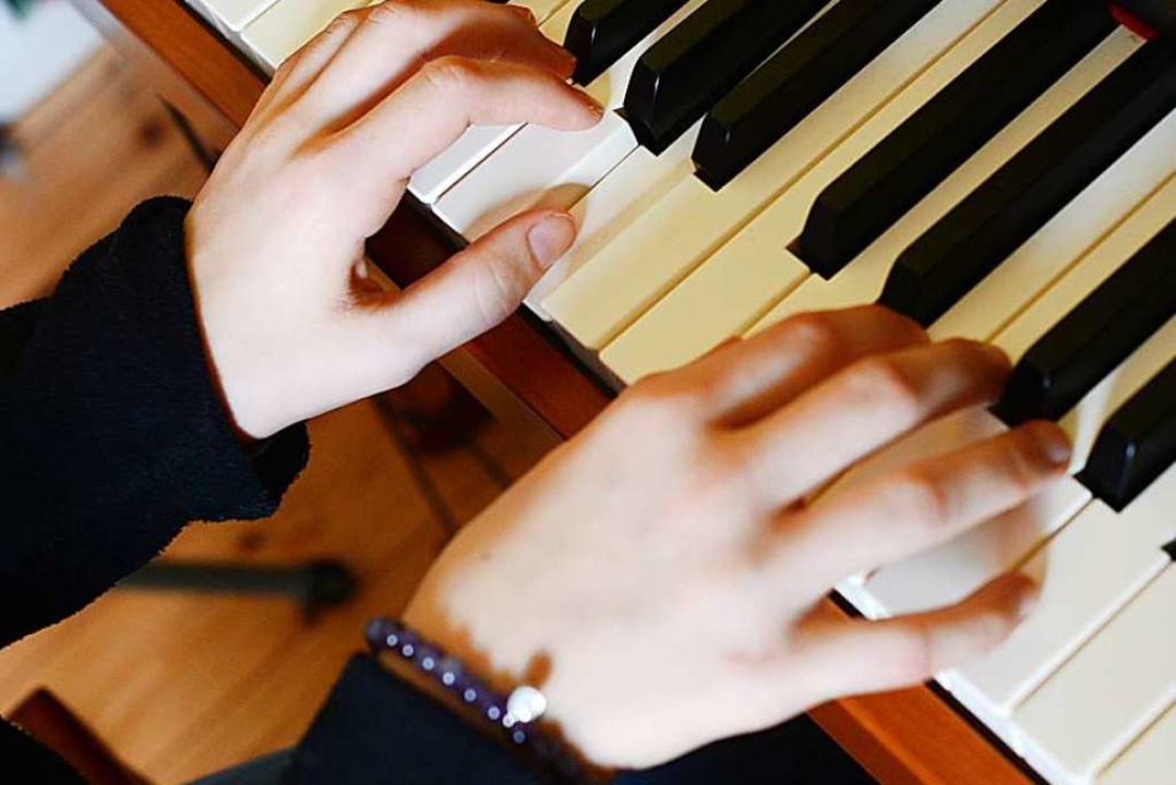 Irgendwas muss man schlielich tun mit...t ein Instrument lernen? (Symbolbild).  | Foto: Jens Kalaene
