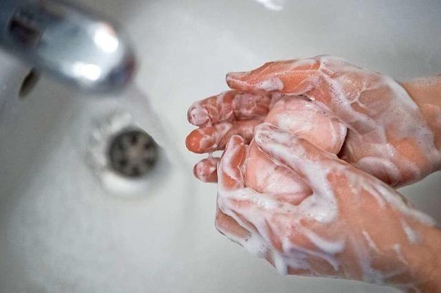 Meine Hände sind durch das viele Waschen rissig – wie pflege ich sie richtig?