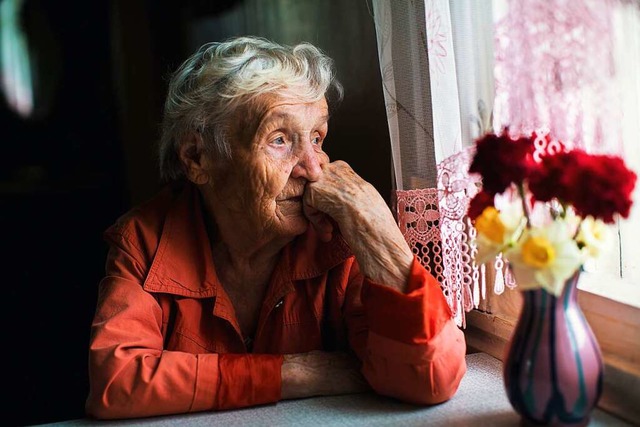 Vergebliches Warten: Derzeit drfen Pflegeheimbewohner keine Besucher empfangen.  | Foto: De Visu  (stock.adobe.com)