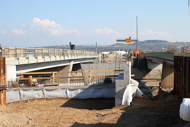 Die Arbeiten fr die Sdbrcke bei der...de Radfahrweg, der unverndert bleibt.  | Foto: Adelbert Mutz