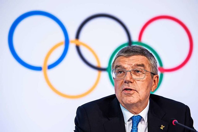 IOC-Prsident Thomas Bach wollte die E... ber eine Verschiebung hinauszgern.   | Foto: Jean-Christophe Bott (dpa)