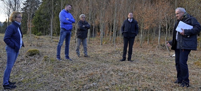 Vor Ort berieten die Gemeinderte von ...ber Detail des geplanten Ruhewaldes.   | Foto: Christiane Sahli