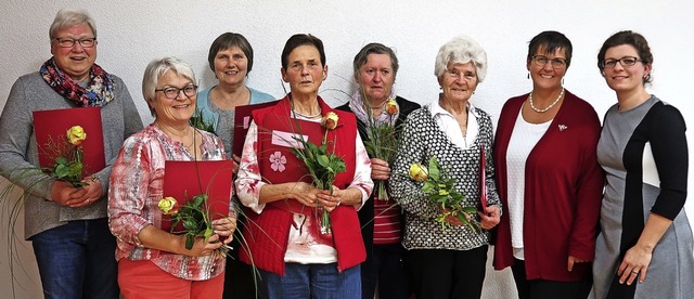 Die Vorsitzenden des Landfrauenvereins... rechts), ehrten verdiente Mitglieder.  | Foto: Christine Weirich