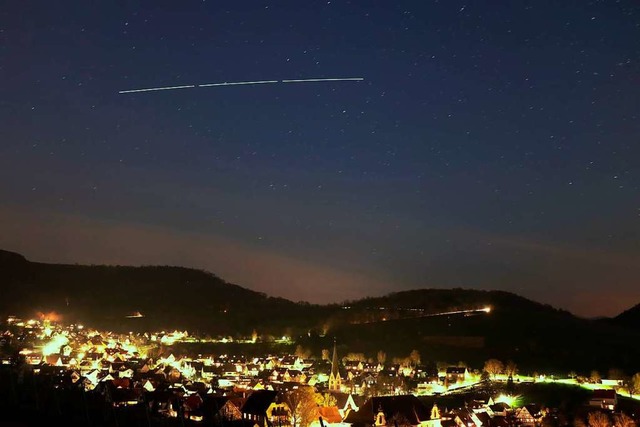 Als  weier Strich ist die ISS am Himm...men entstanden, schriebt der Fotograf.  | Foto: Gundo Klebsattel