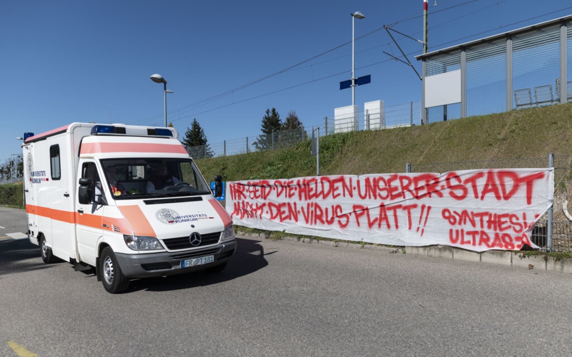 Das Banner an der Uniklinik hngt weiterhin.  | Foto: Patrick Seeger (dpa)