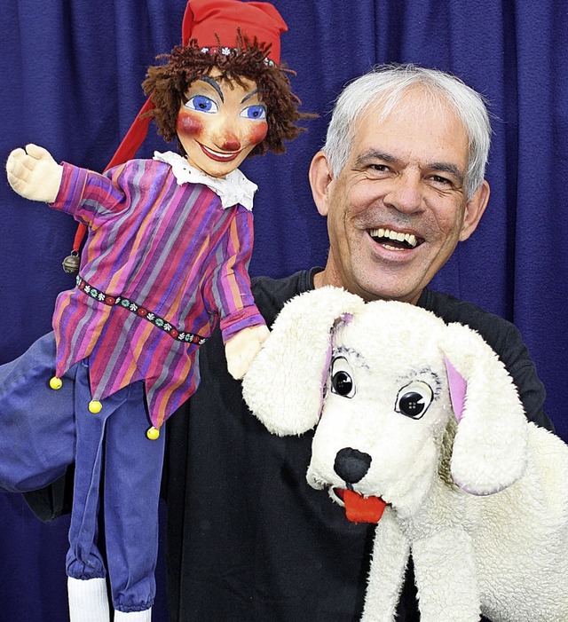 Puppenspieler Johannes Minuth mit Kaspar und Bello  | Foto: Privat