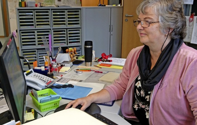 Renate Balzer an ihrem Arbeitsplatz in der Schule  | Foto: Birgit Straub