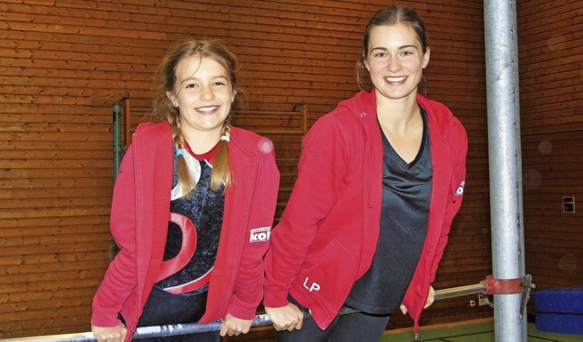 Katharina Meining mit ihrer Trainerin Lisa Palenga am Reck   | Foto: Privat