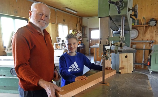 Hubert Federle und sein Enkel, Zisch-R...is Mller, arbeiten in der Werkstatt.   | Foto: privat