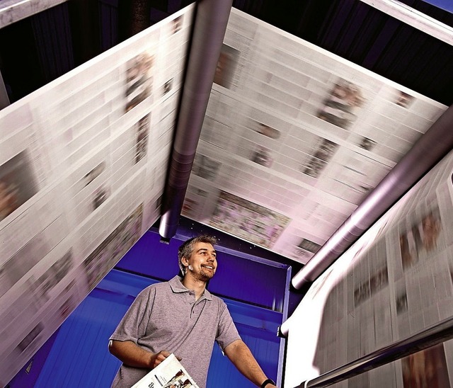 Hier laufen sie, frisch gedruckte Zeitungsseiten im BZ-Druckzentrum.  | Foto: KBA
