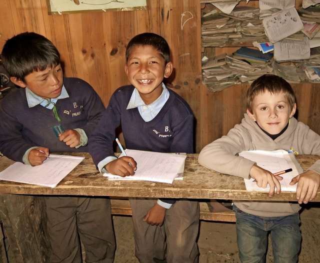 Paul mit zwei nepalesischen Jungs in der Schule in Nepal  | Foto: Privat