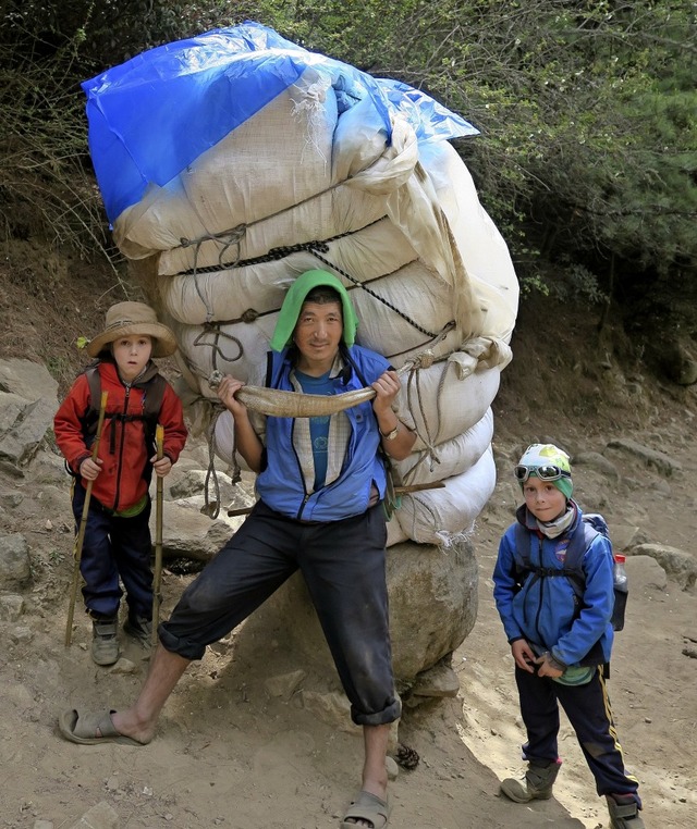 Der Sherpa auf diesem Bild trgt ungef...hen Paul (links) und sein Bruder Joe.   | Foto: Privat