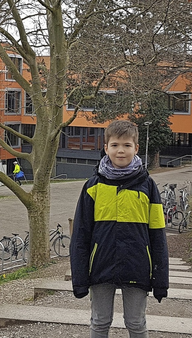 Luis Schillinger steht vor dem Wentzinger-Gymnasium in Freiburg.  | Foto: Melanie Schillinger