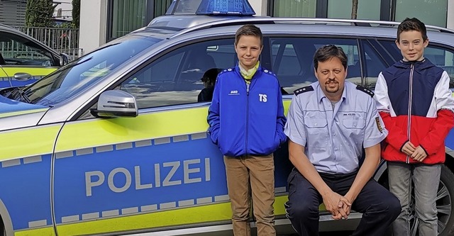 Tim Schler (l.) und Jrmy Khnel besuchten den Polizisten Philipp Reinke.  | Foto: Privat