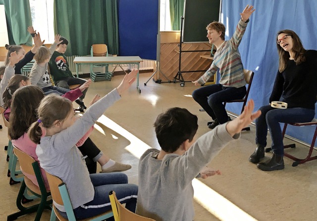 Die Schauspieler Sabine Flack und Phil... den Kindern der Johannes-Grundschule.  | Foto: privat