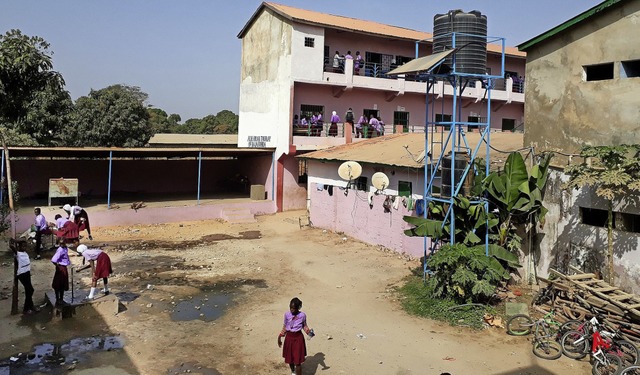 Blick in den Schulhof und auf das Schu...rimary School in Bussumbala in  Gambia  | Foto: privat