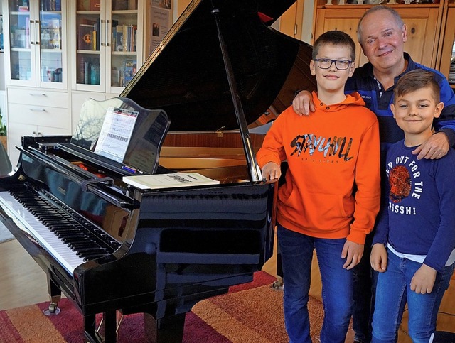 Till Wohlschie (l.) und David Luiz mit ihrem Klavierlehrer Zsolt Lendvai  | Foto: privat