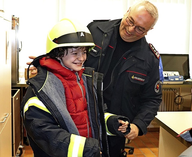 Nevio Bhler darf die Feuerwehrausrst...luche repariert und gereinigt werden.  | Foto: Dsire Mller