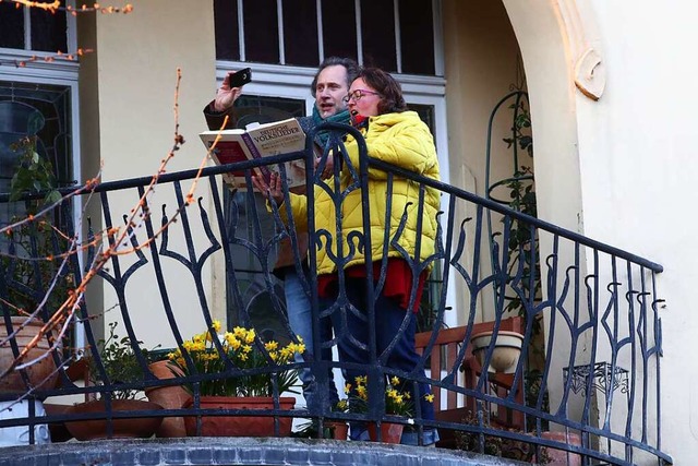 Wer das Gemeinschaftsgefhl auf diese ...ger Balkonen oder aus Fenstern singen.  | Foto: Bodo Schackow (dpa)
