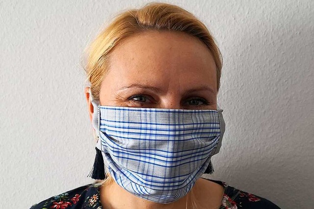 Dorota Rombach mit der bunten und mit der weien Schutzmaske  | Foto: Novila